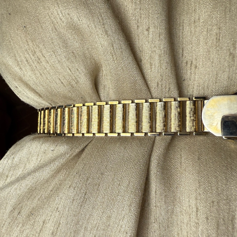Golden Girl - Picture 3 of 6